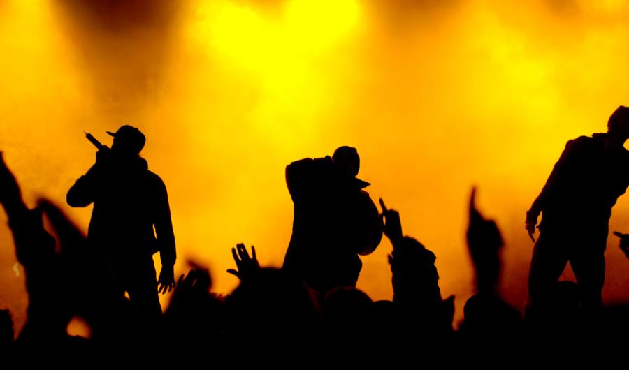 Tre rappere på en scene.