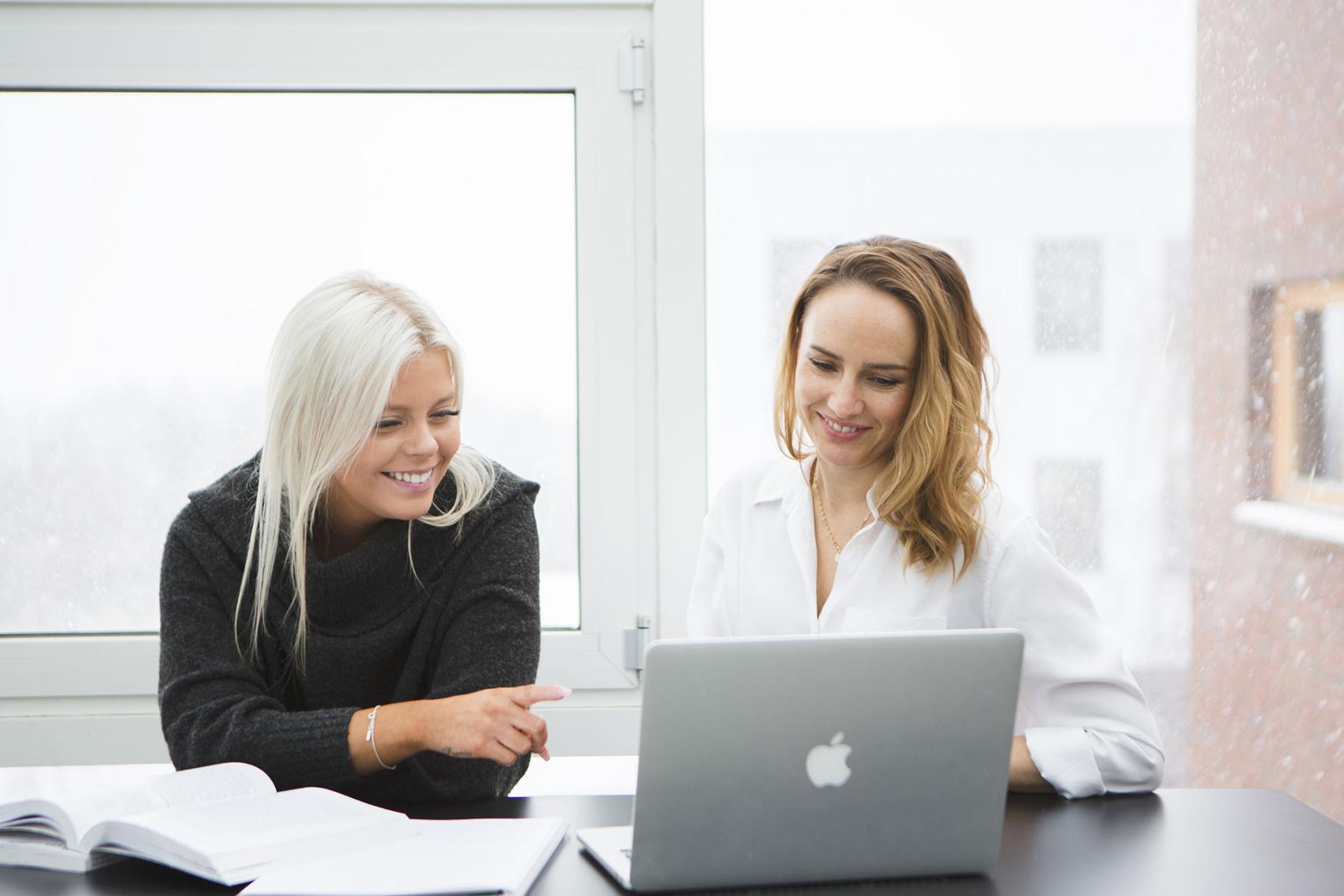 Student og foreleser ser på pc