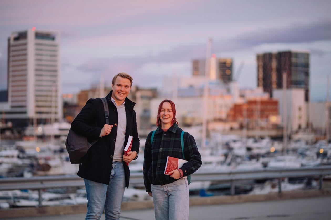 Studenter med Bodø sentrum i bakgrunnen