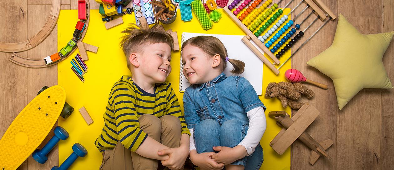 Gutt og jente i barnehage.