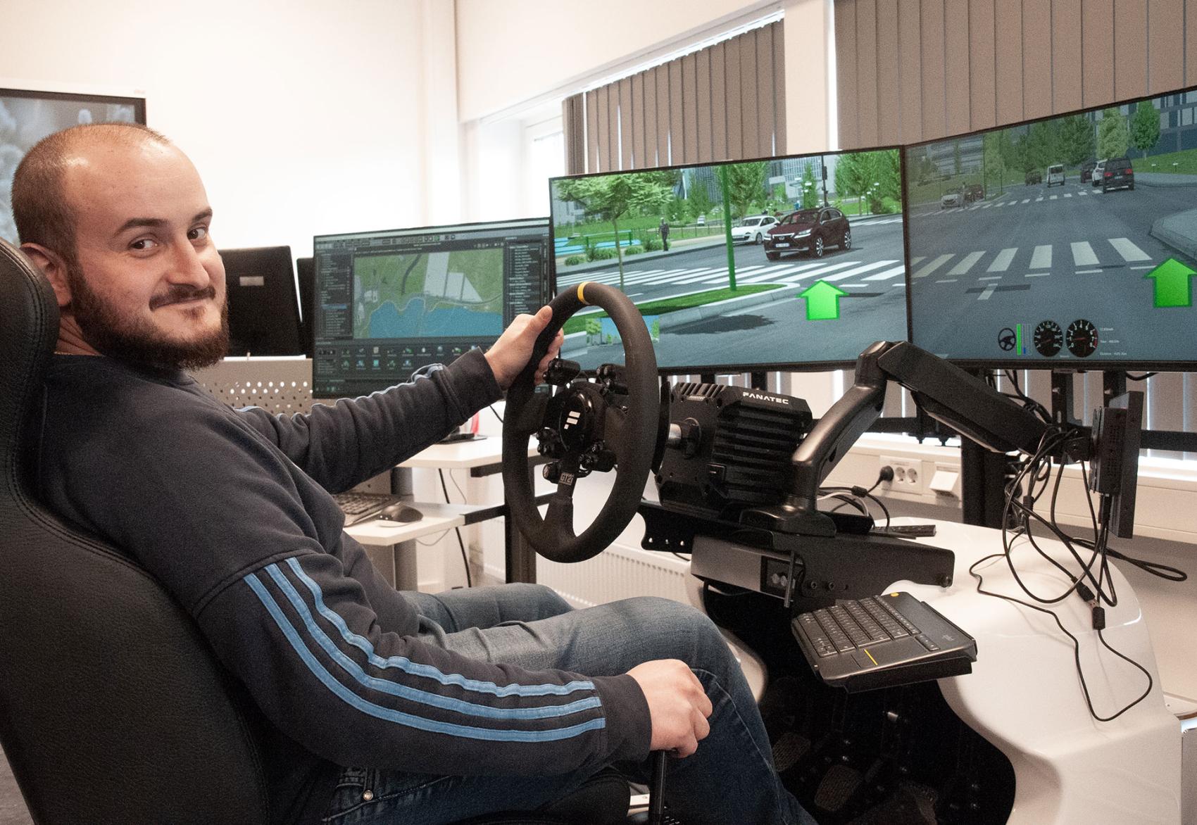 For framtida: Førsteamanuensis ved faggruppe trafikk på Stjørdal, Giuseppe Marinelli, tror det er viktig å bruke kjøresimulator i forskning for i neste runde å kunne forberede morgendagens trafikanter på framtidsteknologi. Foto: Inger E. Eftevand Orvin.