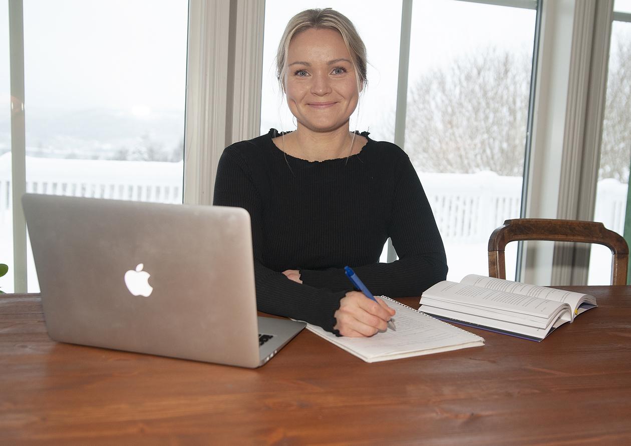 Kvinne ved en bærbar datamaskin.