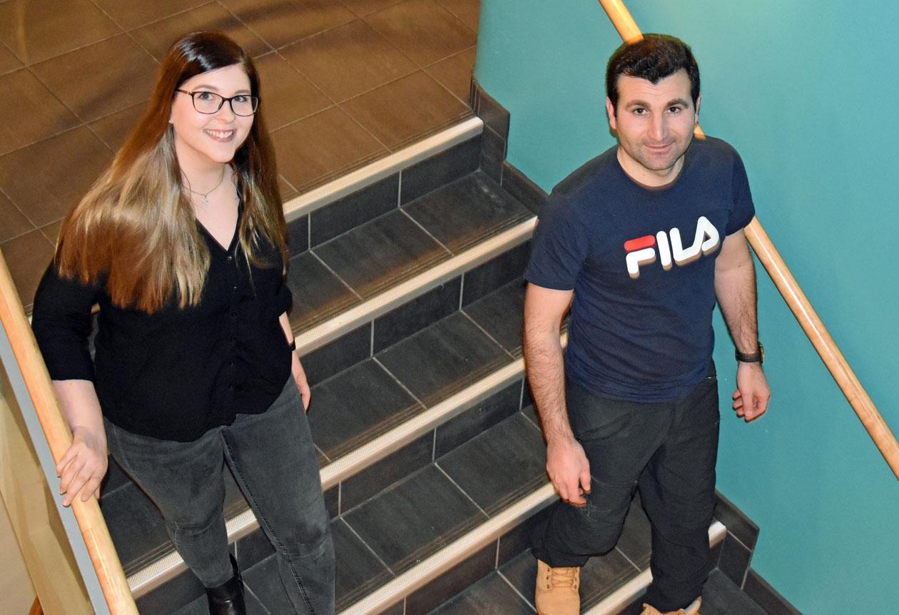 Wanja Skog Hermansen og Awaz Hassam Kassim i ei trapp. Foto