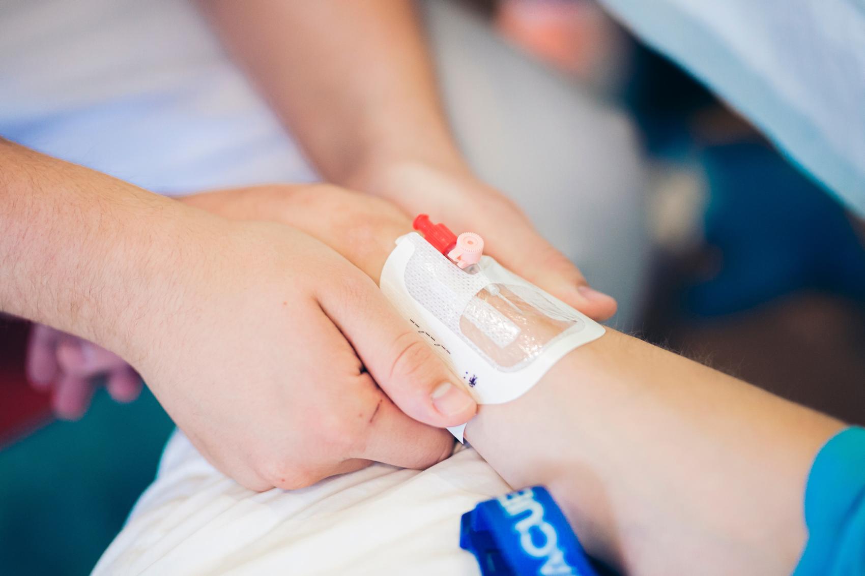 Arm, sprøyte og plaster