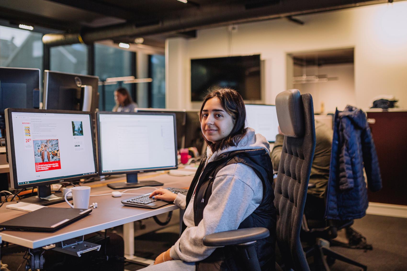 Journalist som sitter ved dataskjerm