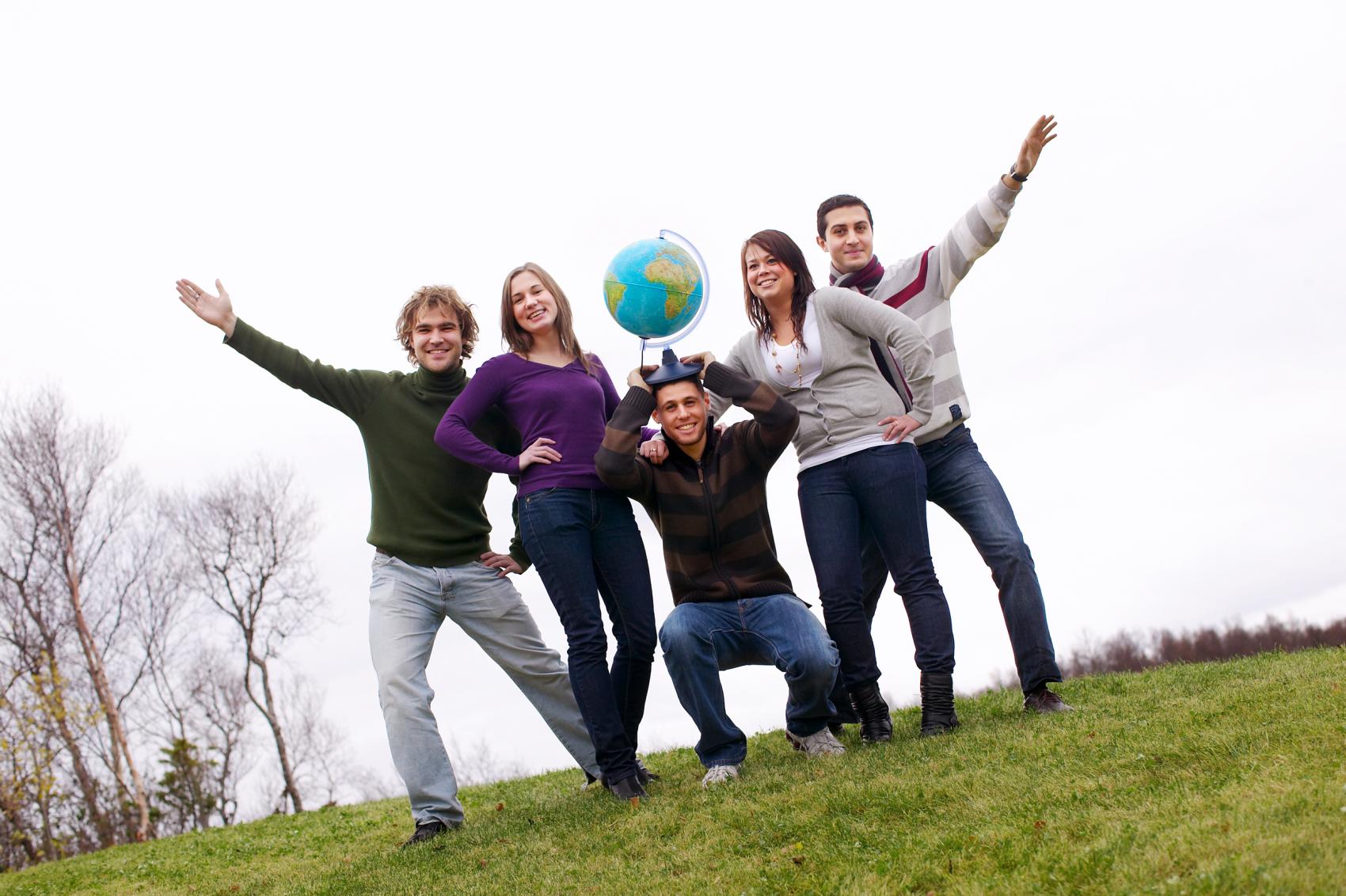 Studenter på et jorde som holder en jordklode