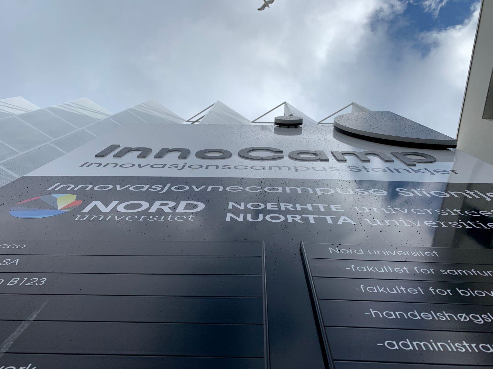 Skilt med "InnoCamp" og Nord-logo, tatt nedenfra