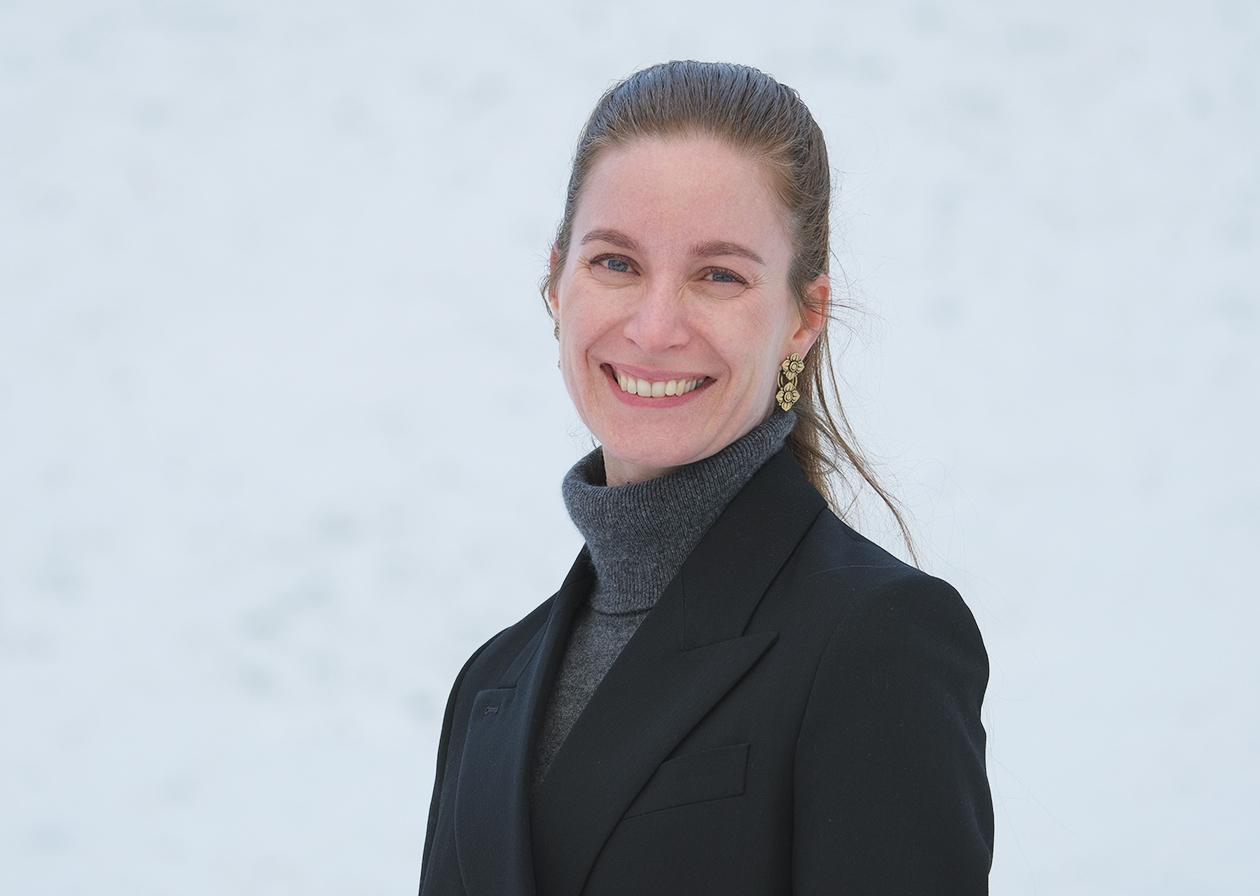 Portrett av kvinne som smiler - ute med hvit bakgrunn. Foto