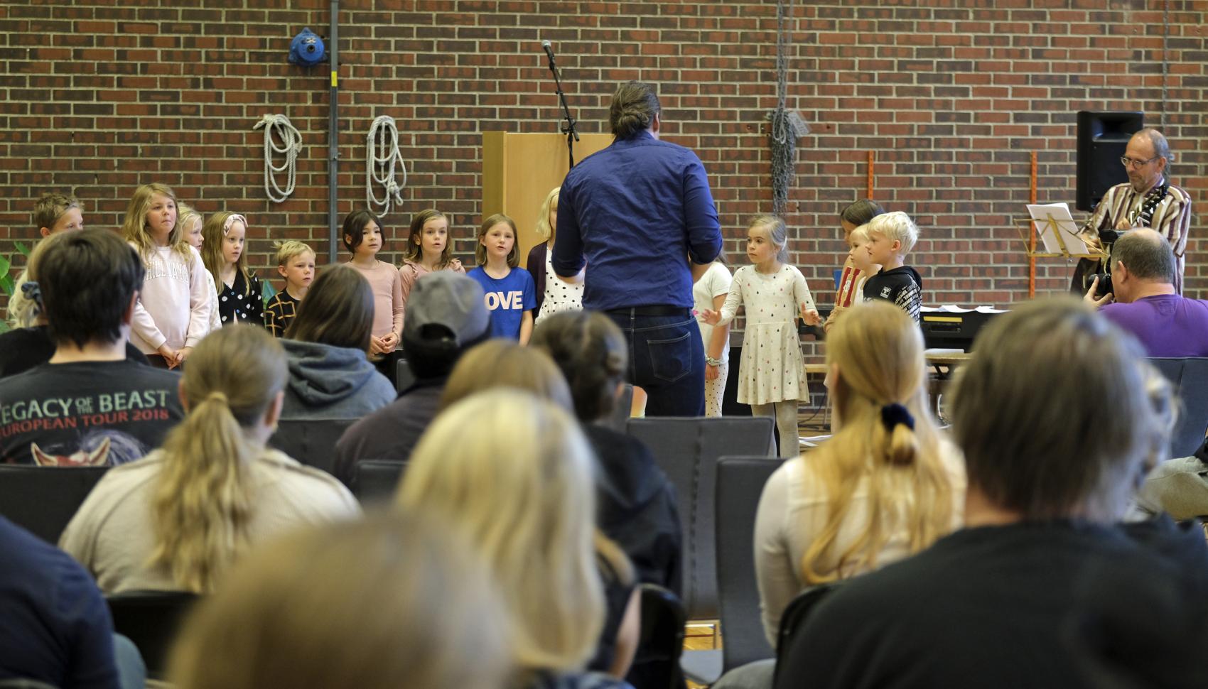 Barnekor synger under studiestart på Nesna.