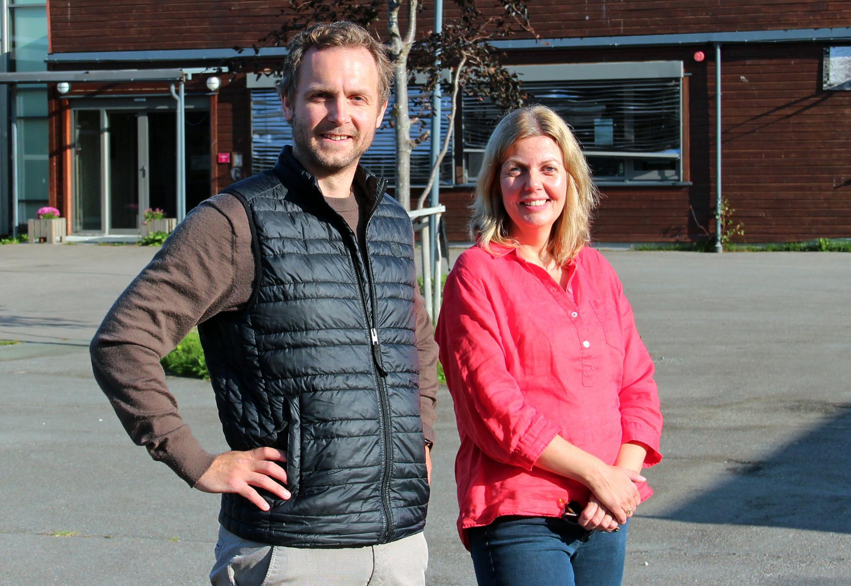 Rektor Joakim Einmo og lærer Elisabeth Rikheim avbildet utendørs