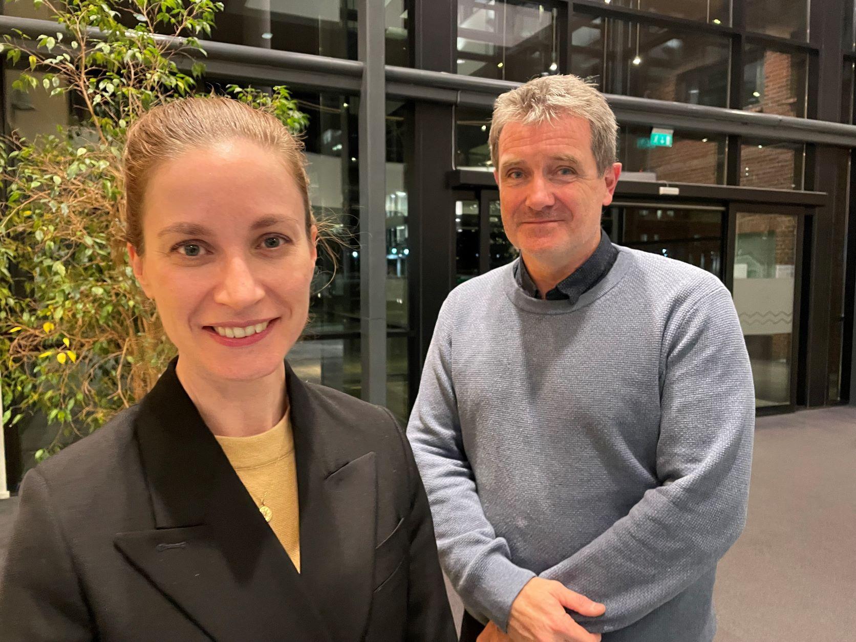 Kvinne og mann, mann bakerst, bildet tatt inne i foaje