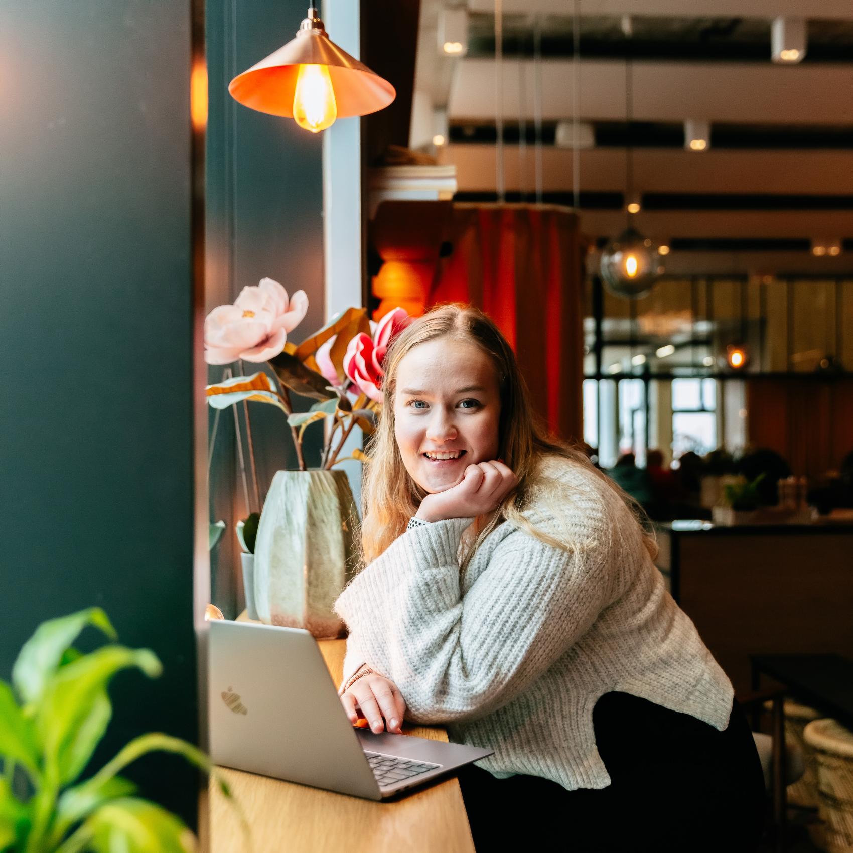 Kvinnelig student på cafe