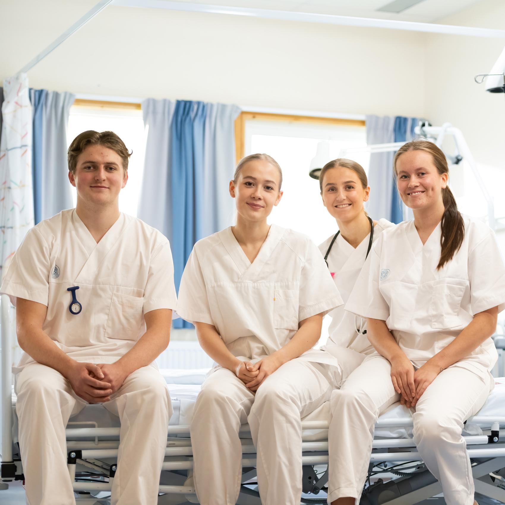 Fire sykepleierstudenter på ferdighetsøvelse.