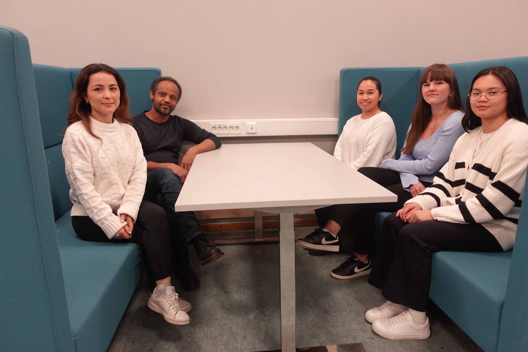 Fem studenter i Namsos, sittegruppe. Foto