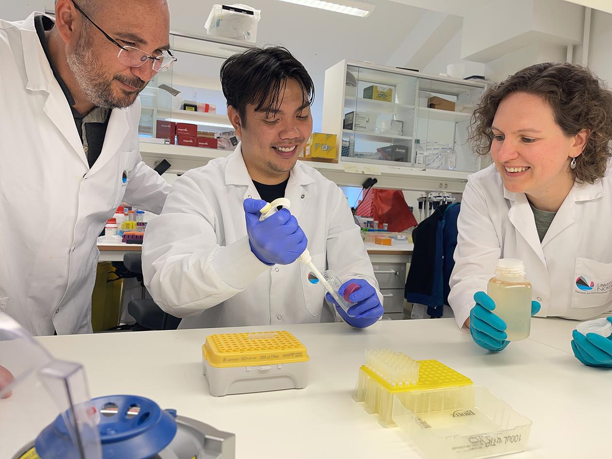 Tre forskere på laboratorium