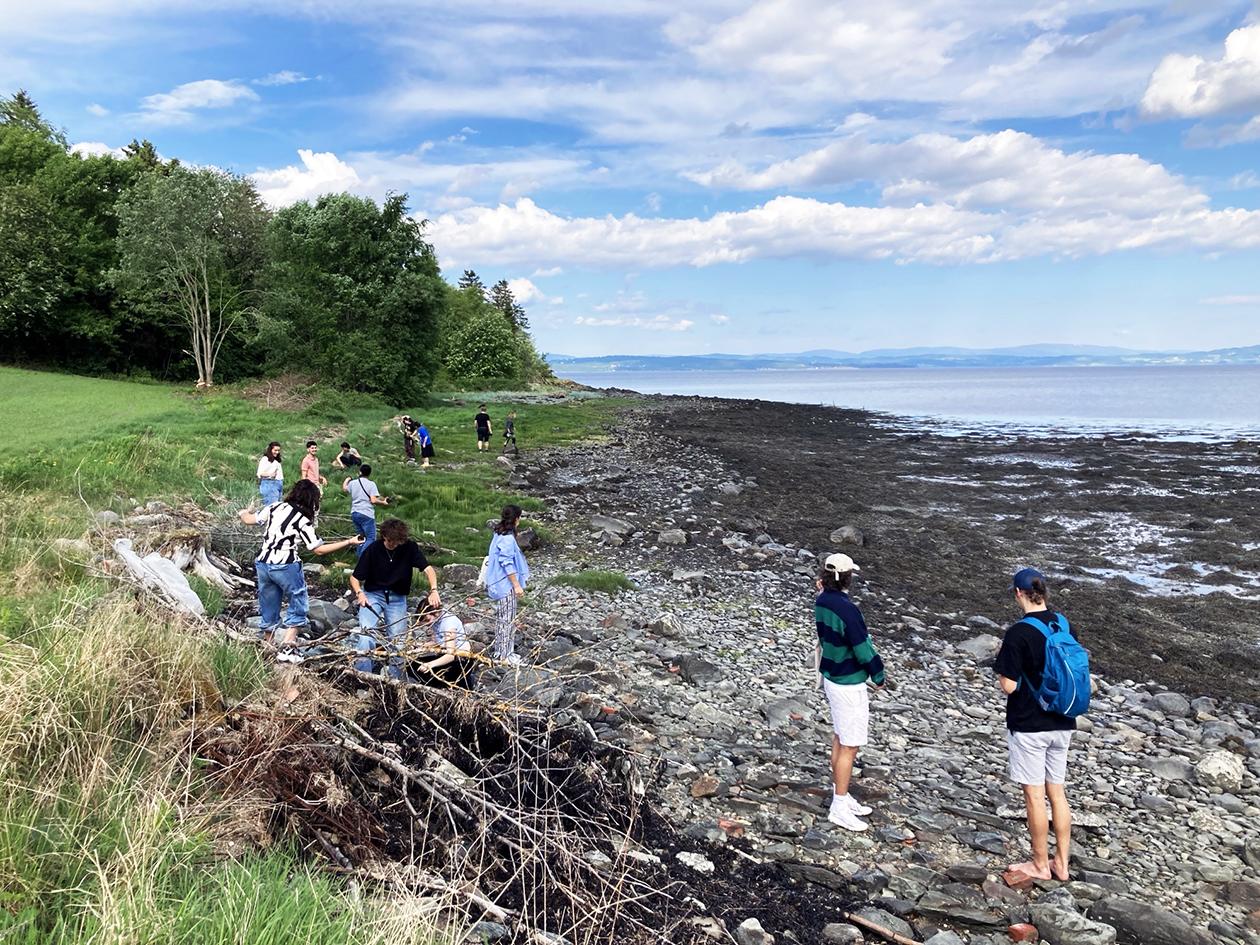 Studenter i strandsonen. Foto