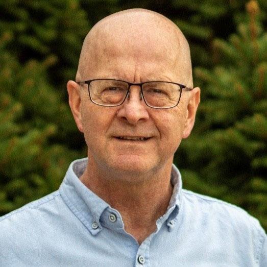 Mann med briller og lys skjorte