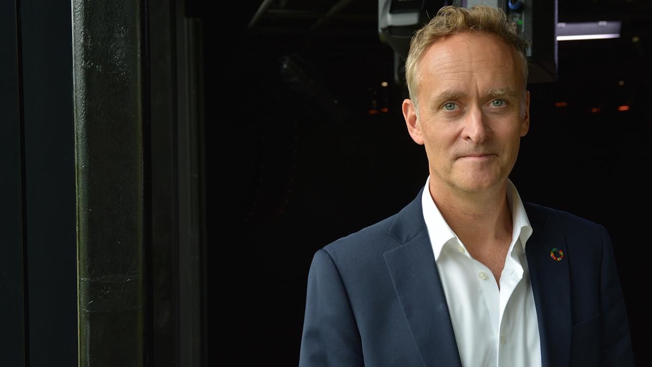 Portrettbilde av voksen mann i dress. Foto