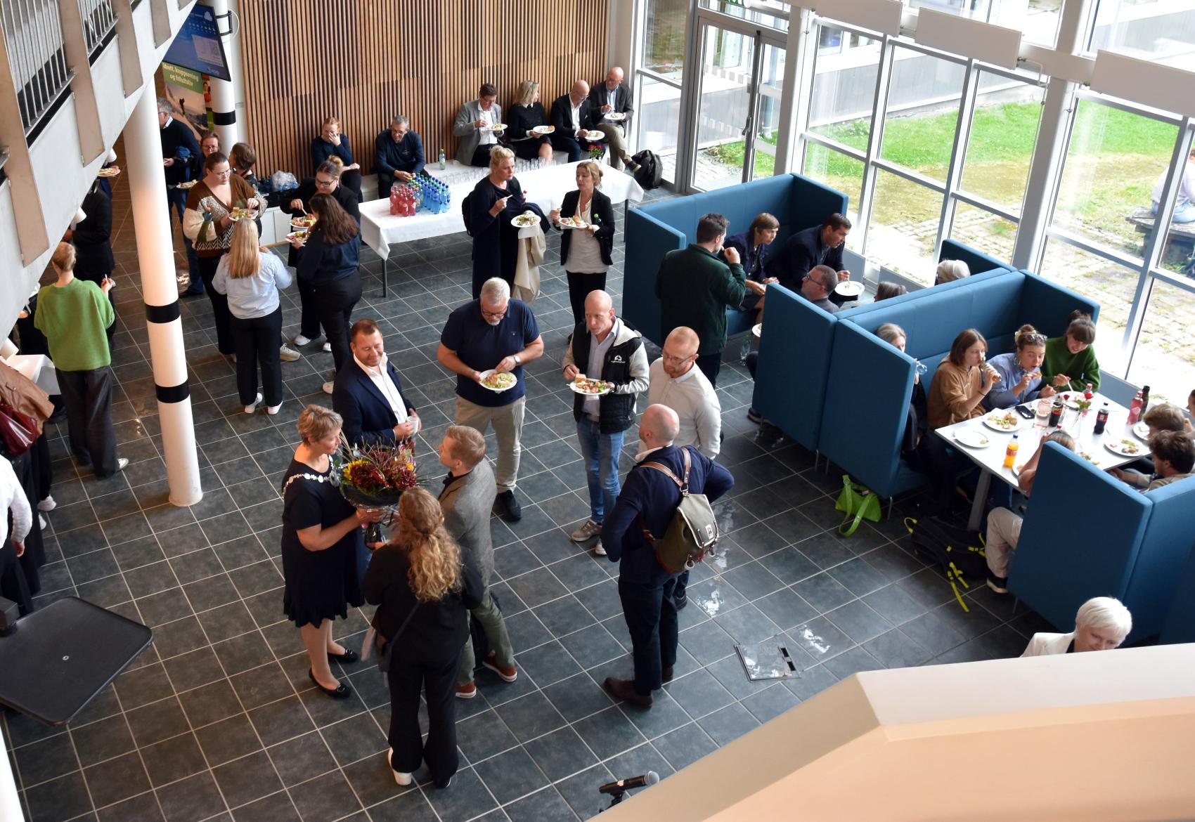 Folk samlet under åpninga av Kreativt bygg.