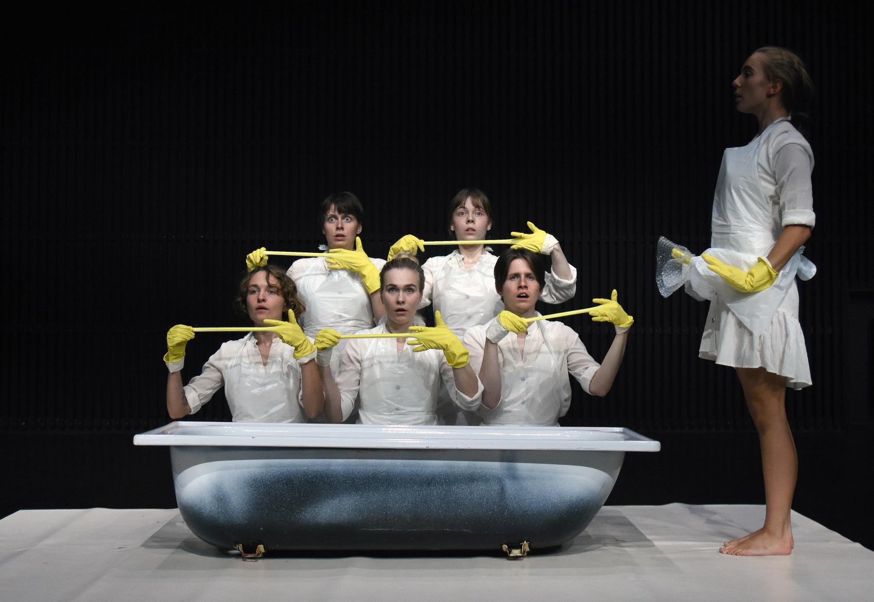 Skuespillerstudenter i arbeid.