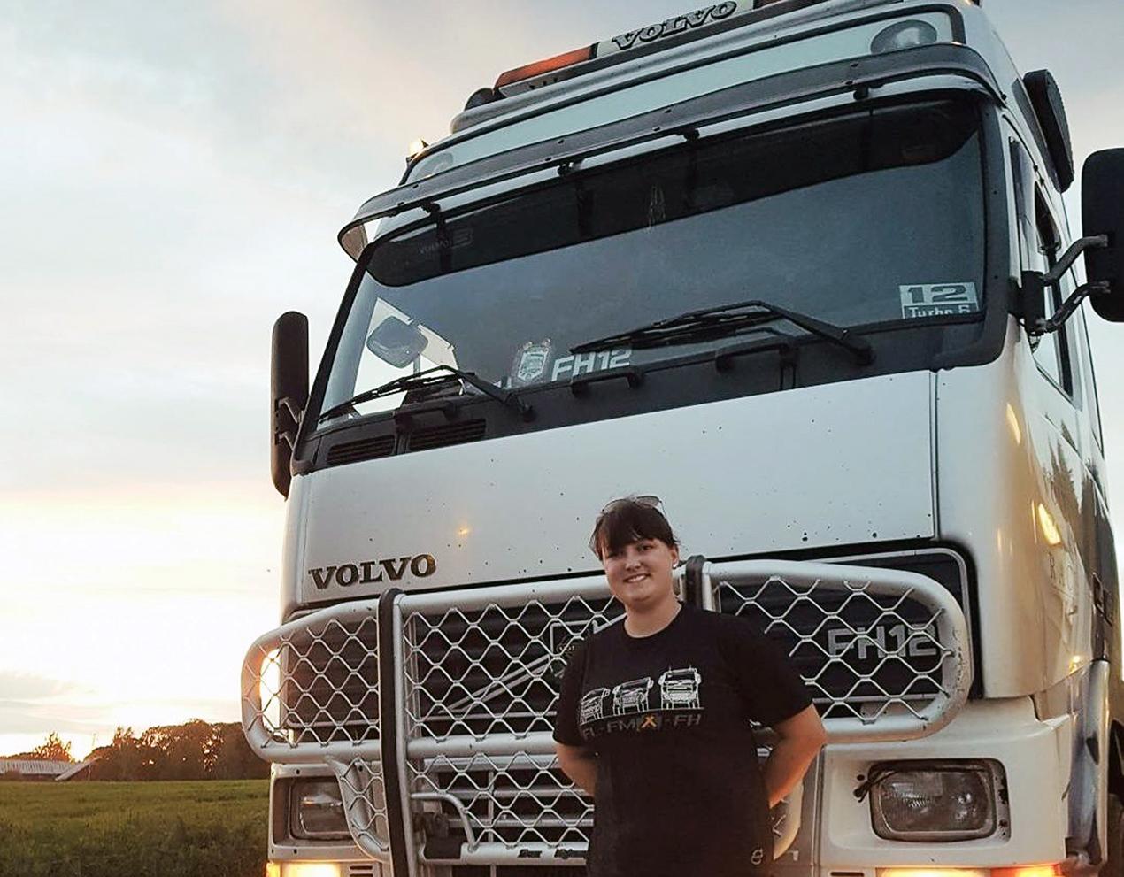 Kvinne foran trailer. Foto