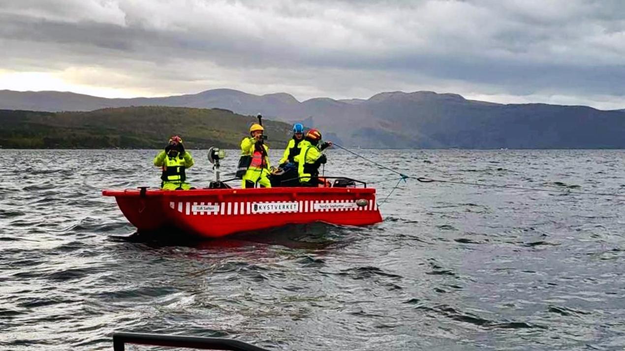 Redningsbåt på havet. Foto