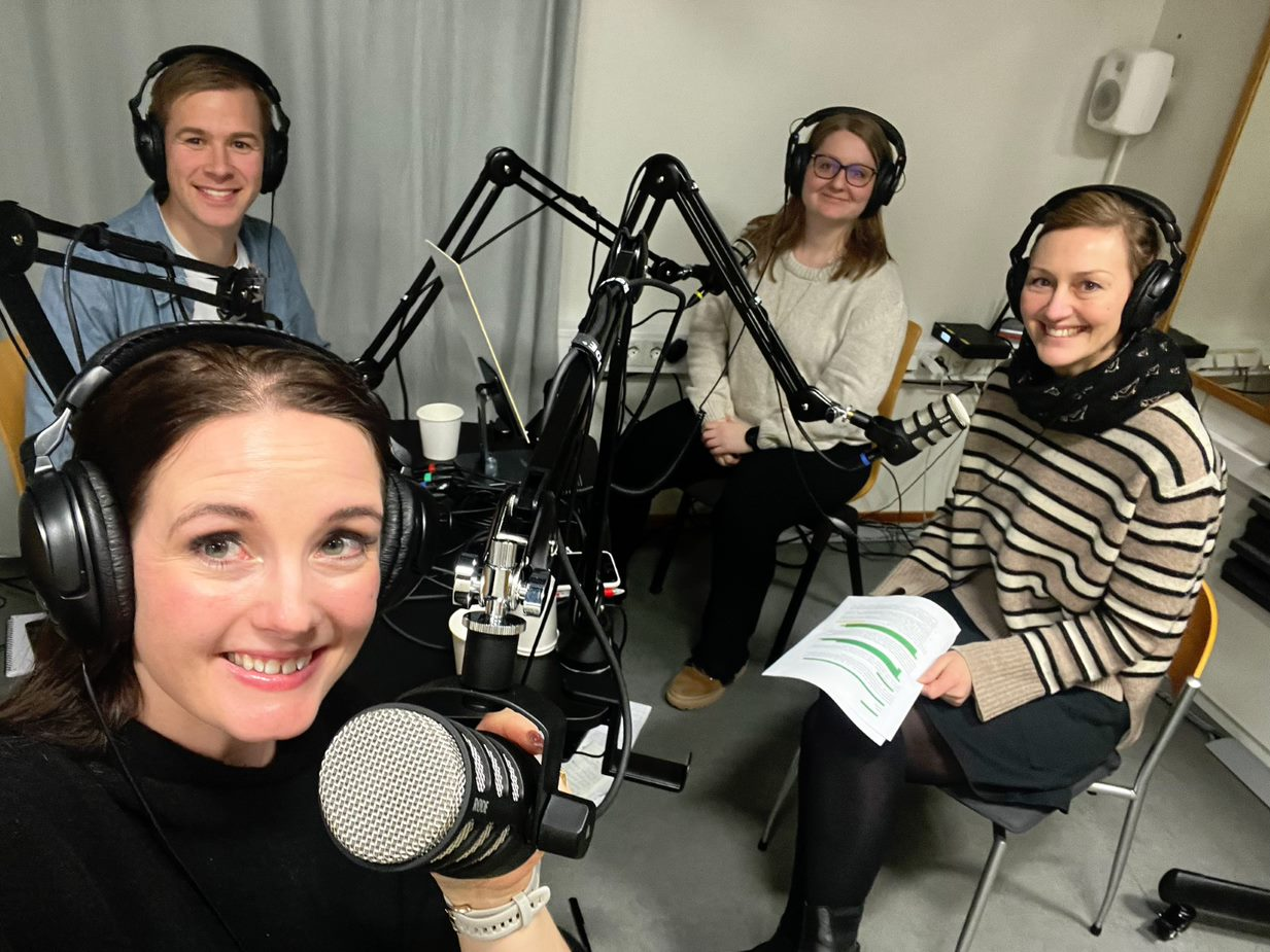 Fire personer med headset i podcaststudio