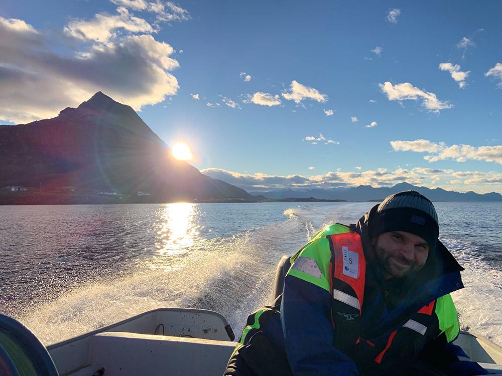 Mann med redningsvest i båt