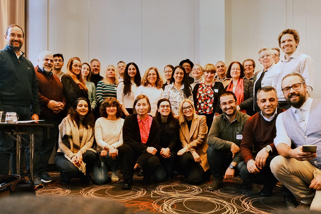 Gruppebilde av tretti forskarar. Foto