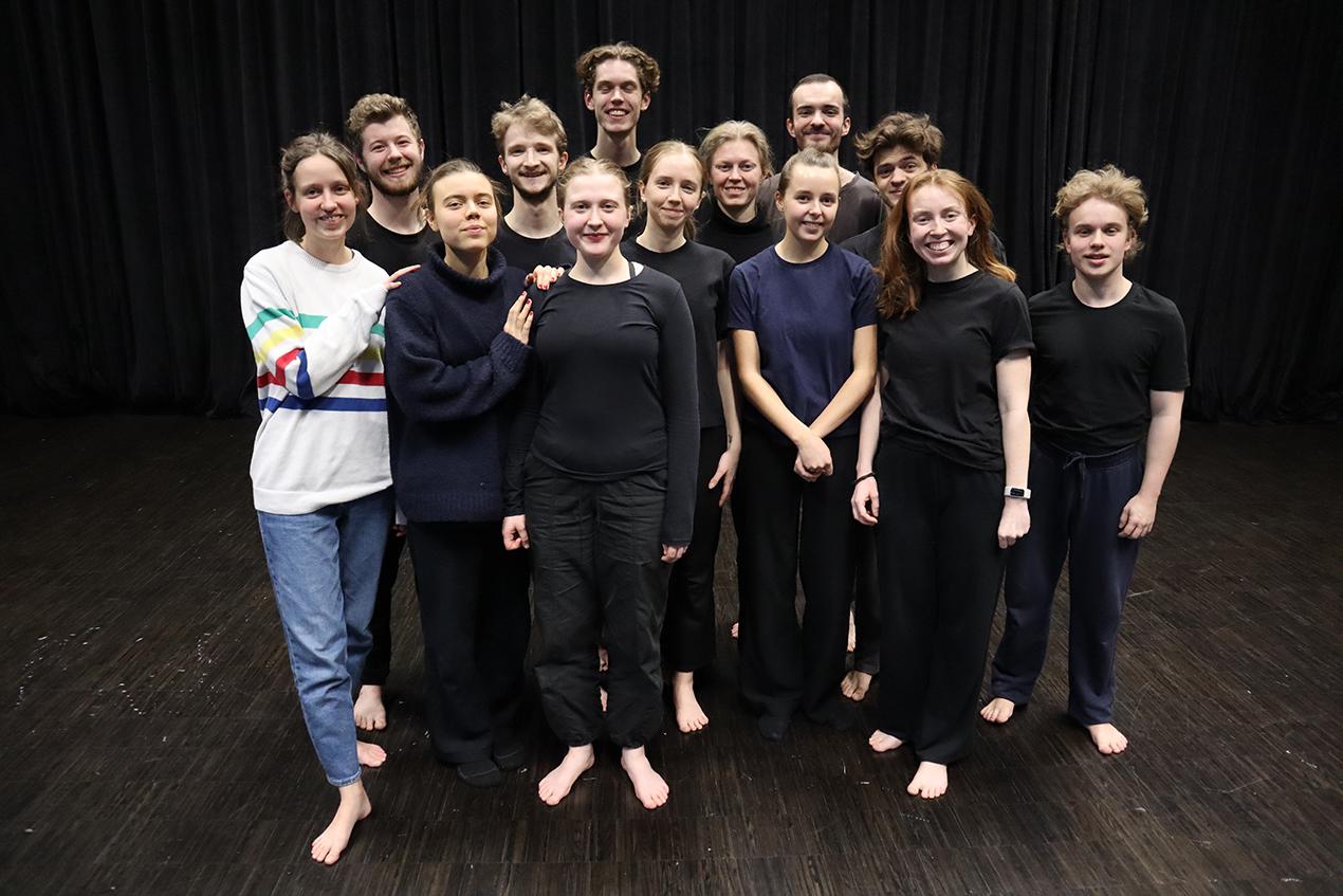 13 skuespillerstudenter. Foto