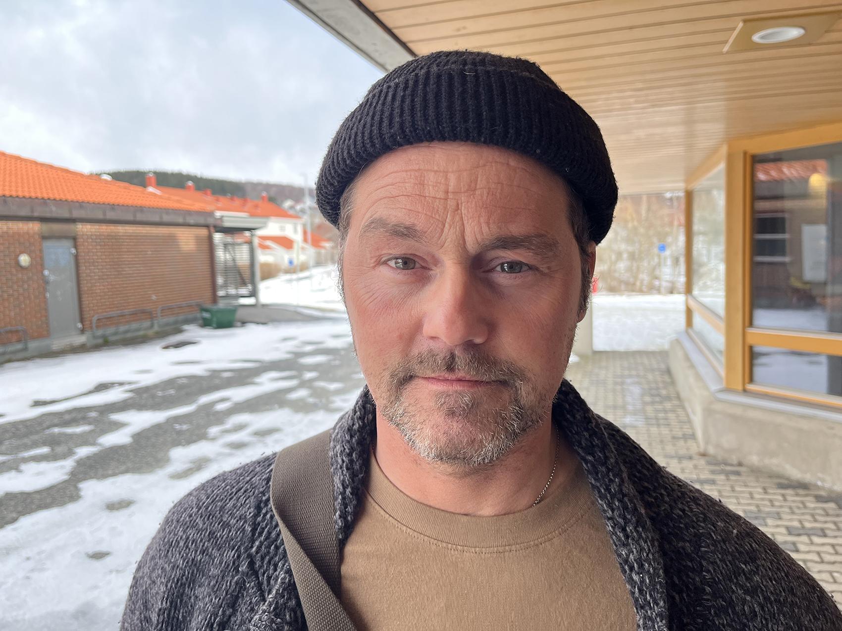 Mann med lue utenfor Nord universitet i Bodø