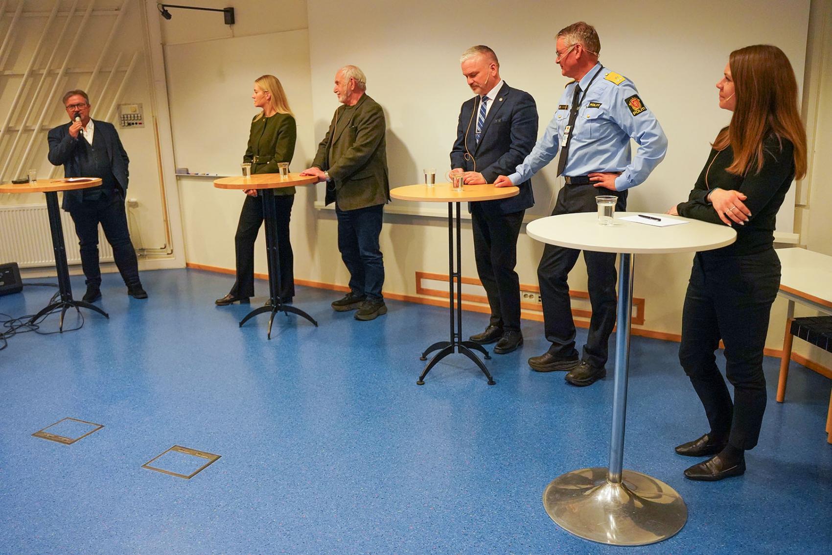 Panel: Ordstyrer Stein Sneve, Avisa Nordland t.v. Videre: politiker Emilie Enger Mehl, tidligere etterretningsoffiser Ola Kaldager, statsforvalter Tom Cato Hansen, visepolitimester Arne Hammer og forsker Beate Steinveg.