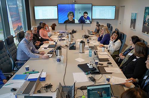 Mennesker rundt et stort bord i et møterom. Europeiske SEA-EU