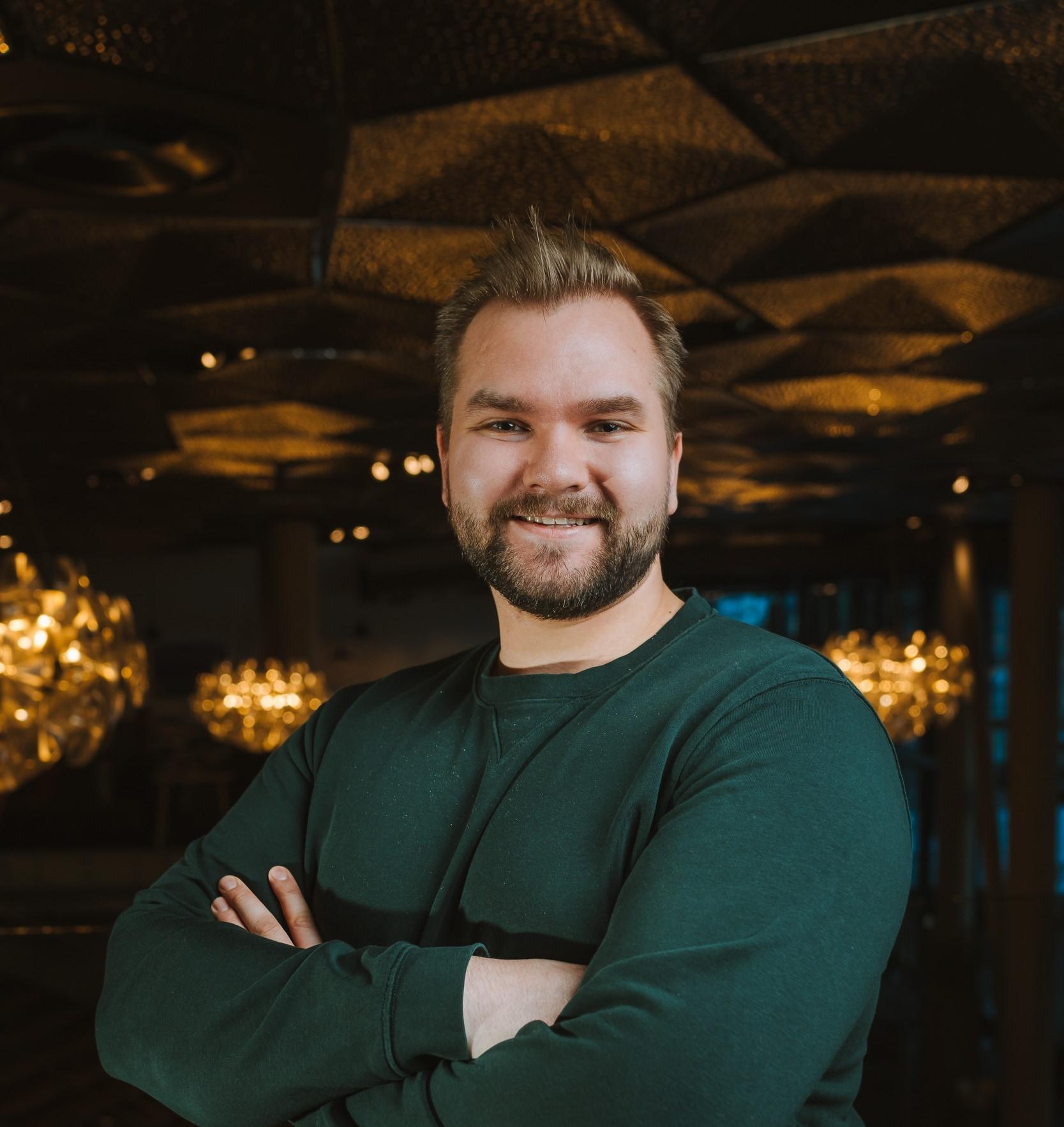 portrett av ung mann med armene i kryss. Jakob Brattli Sørensen, gründer og tidligere student ved Nord universitet.