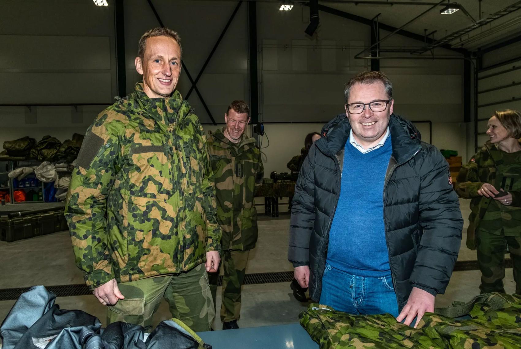 NÆRT SAMARBEID: – Bjørn Arild Gram har vært en tydelig og tilgjengelig forsvarsminister. Jeg har satt stor pris på vårt samarbeid, hele tiden med felles mål om å finne de beste løsningene for Forsvaret, har Kristoffersen uttalt til Forsvarets forum. Her ved utdeling av nye uniformer på Høybuktmoen i januar. Foto: Henrik Sataøen, Forsvarets forum