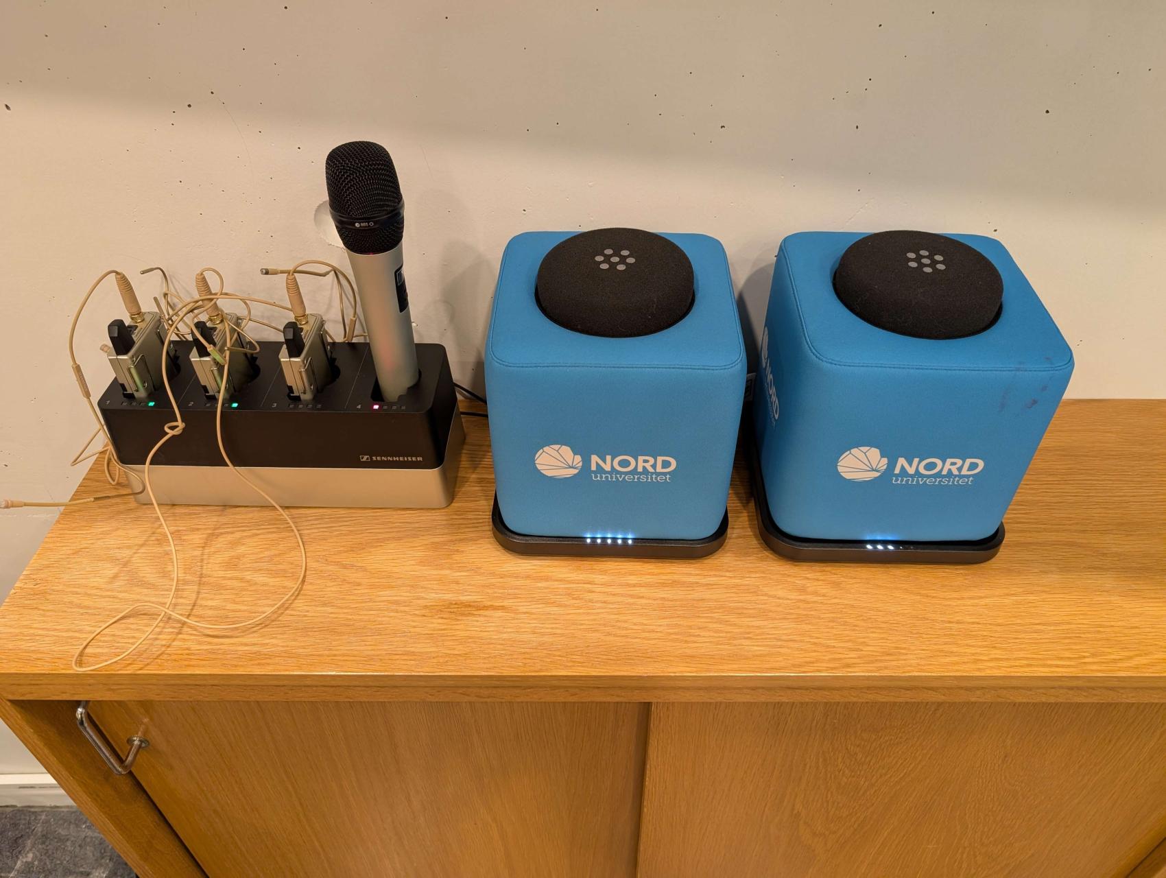 Eksempel bilde av ladestasjoner for mikrofoner i undervisningsrom
