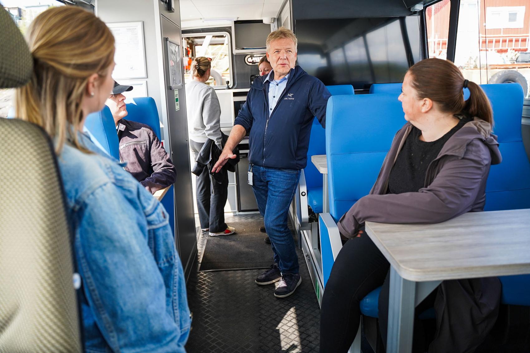 Morten Krogstad viser besøkende rundt