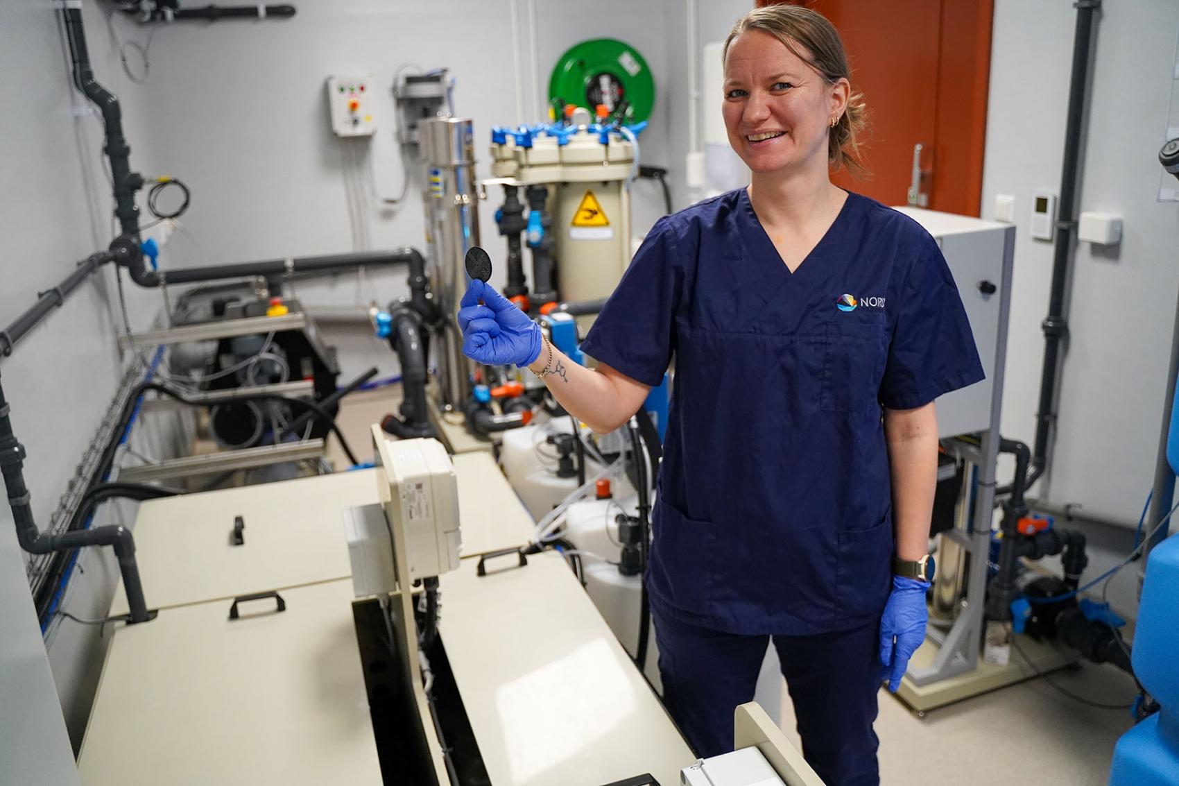 Kvinne på laboratorium. Foto