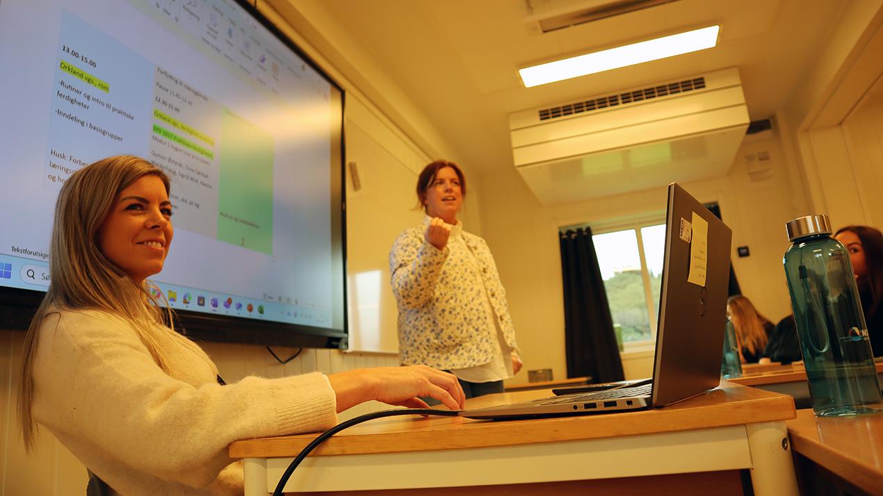 To faglærere ved smartboard i klasserom. Foto