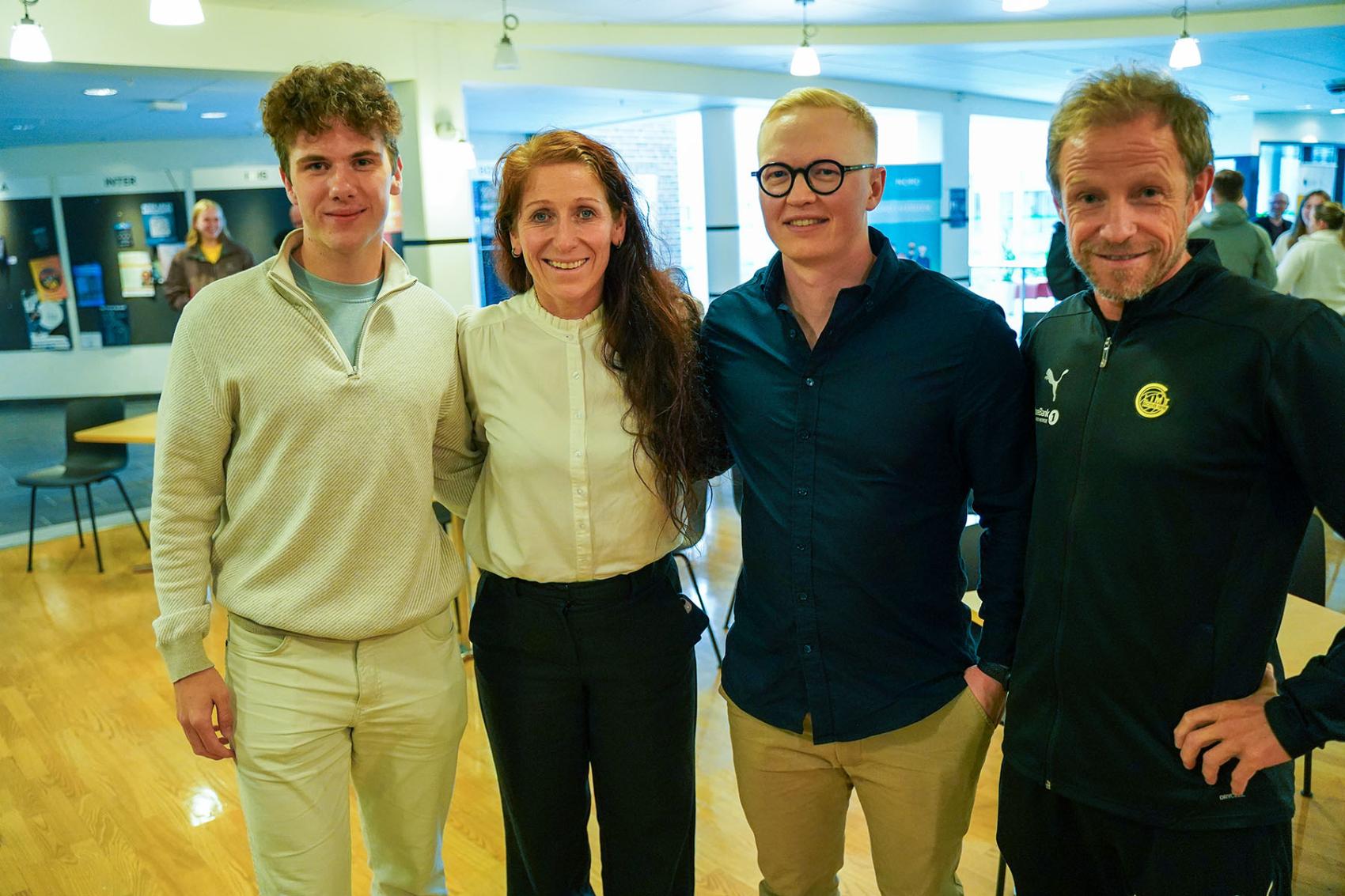Fire personer som holder rundt hverandre. Debattleiar og student Magnus Olsen,  fotballpresident Lise Klaveness, forskar Mads Skauge og Glimts Ørjan Berg.