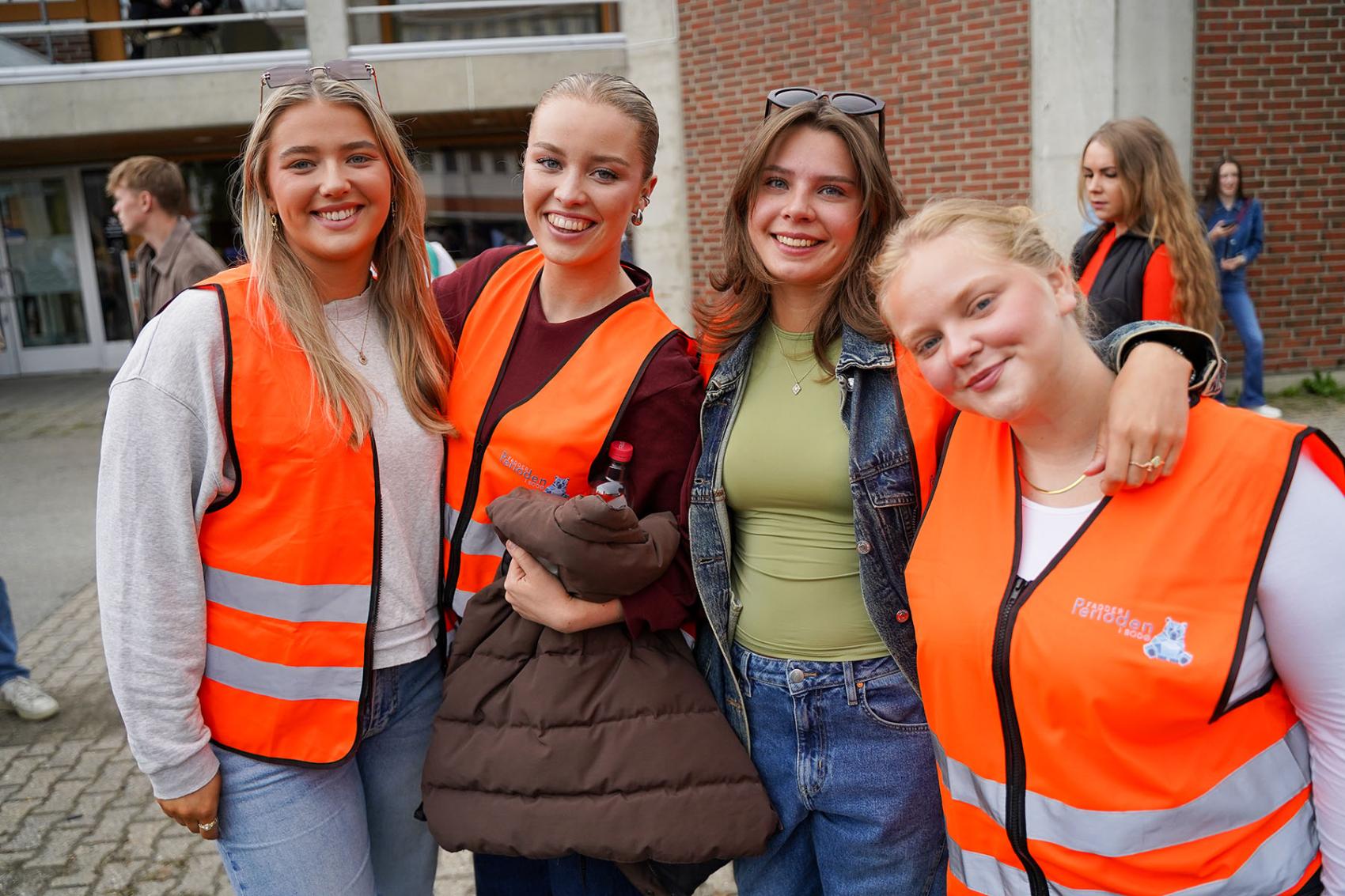 Beatrice Smidstad, Ida Myklebust, Siren Munkvold og Ronja Gusgaard er faddere