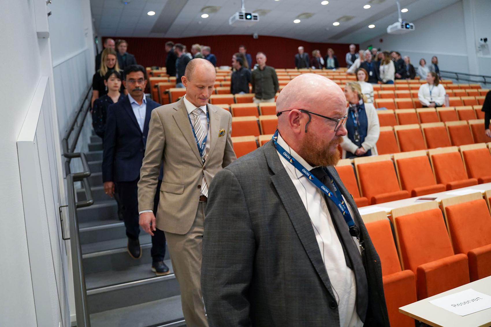 Prorektor Levi Gårseth-Nesbakk og prorektor Ketil Eiane i front for årets ledere med sine doktorer.