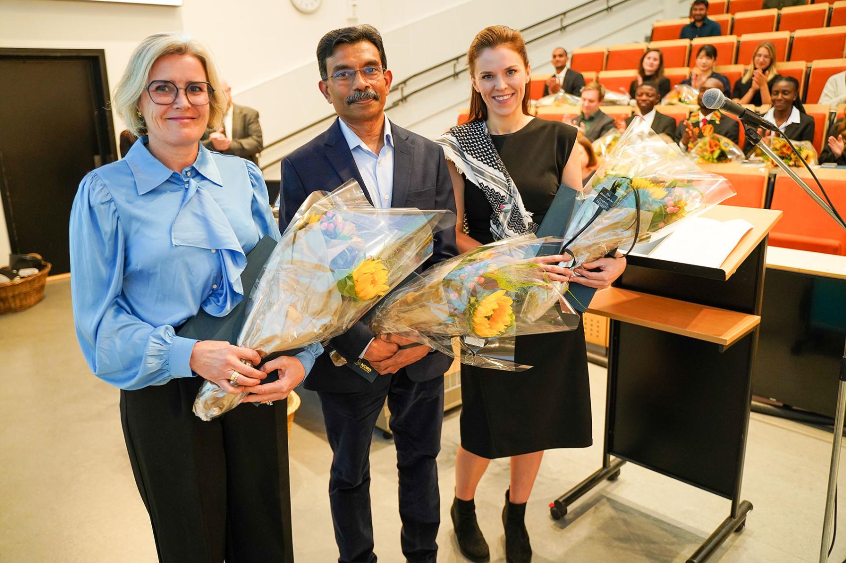 Gøril Ursin for forskningsgruppen i farmasi, Kiron Viswanaths team fikk forskningsprisen, Maria Strandås for Øvelse Nord, som fikk formidlingsprisen