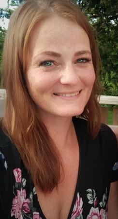 Dame i sommerklær utendørs