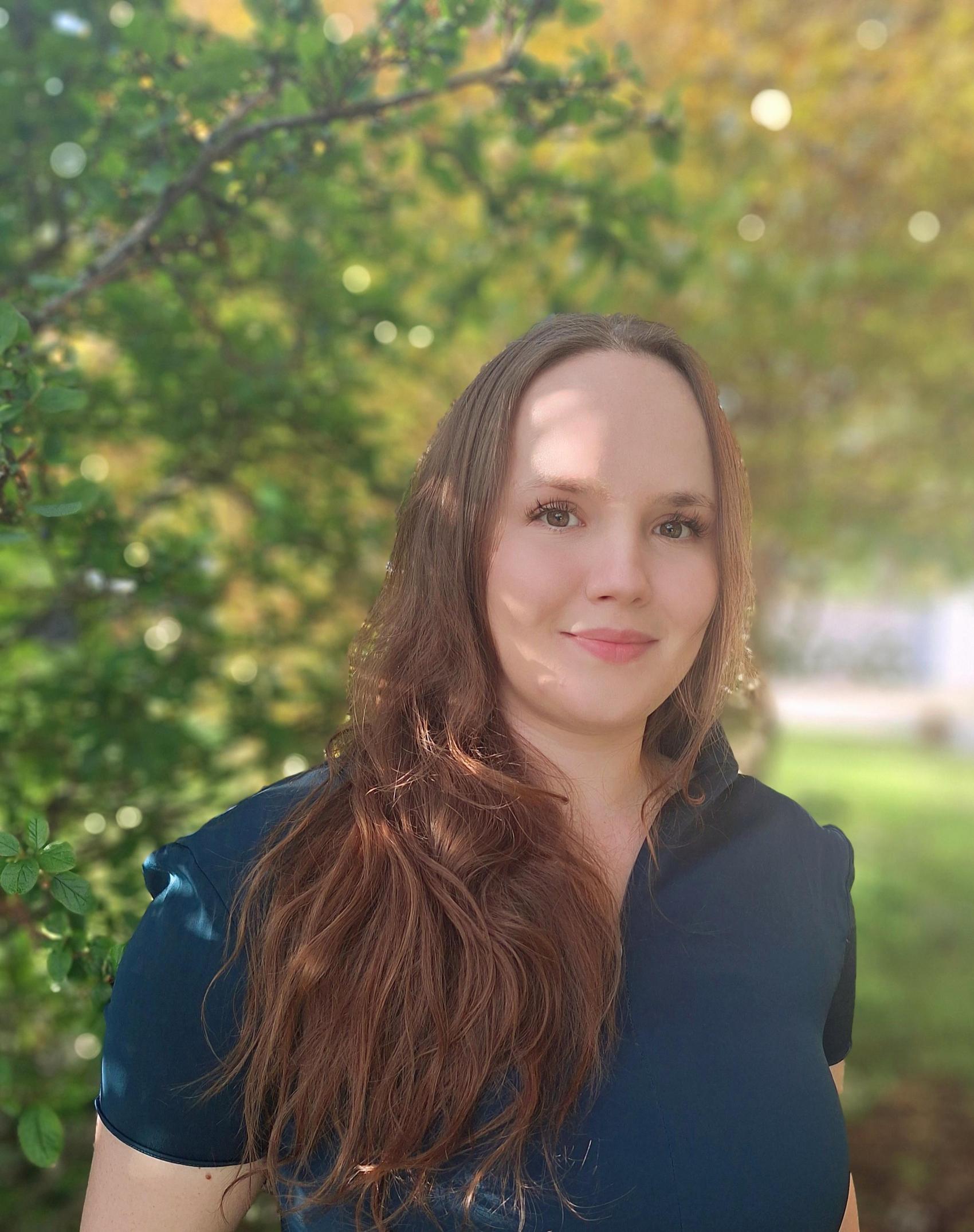 Ung kvinne med langt mørkt hår