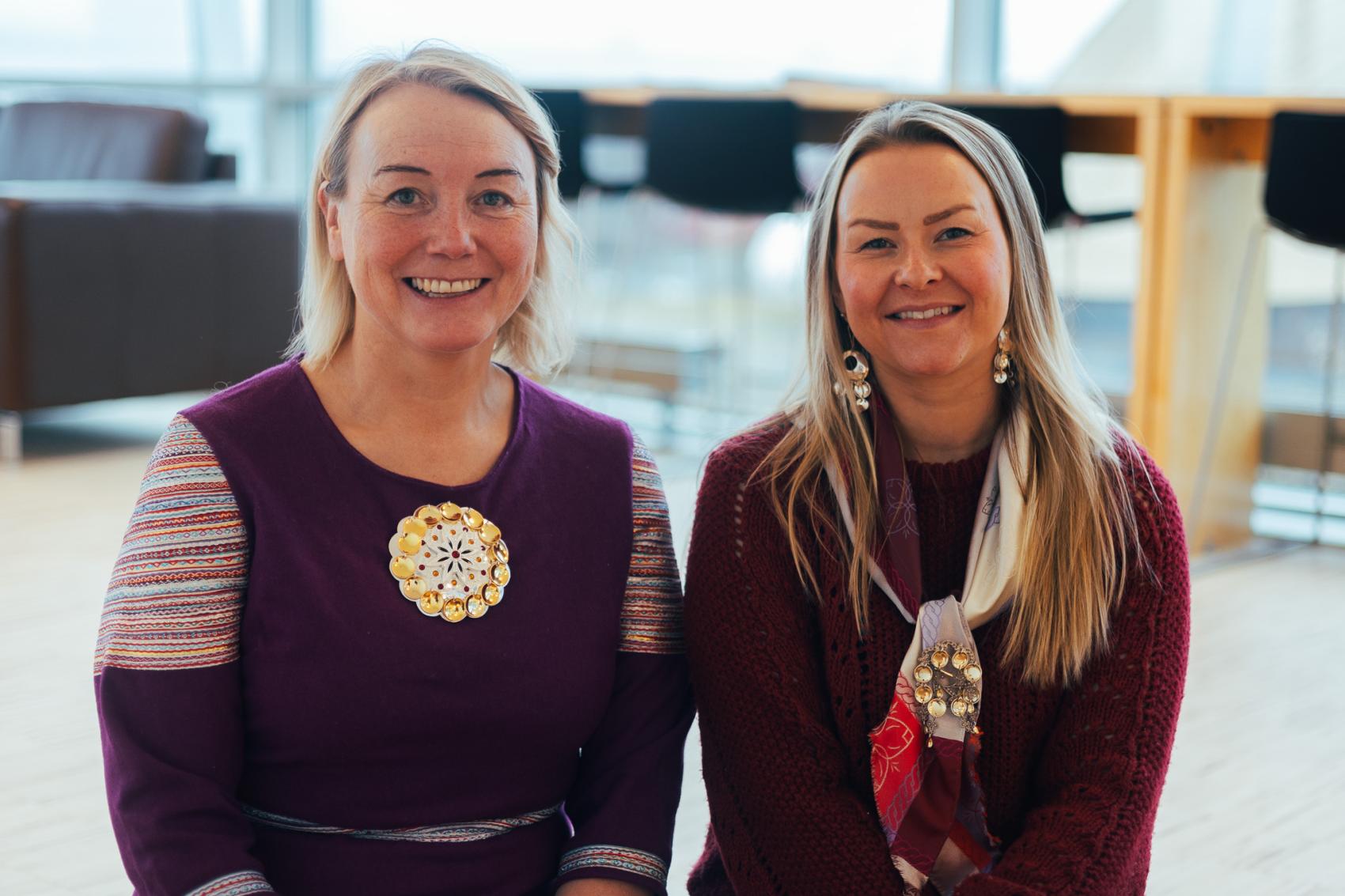 Nærbilder av to damer som smiler.