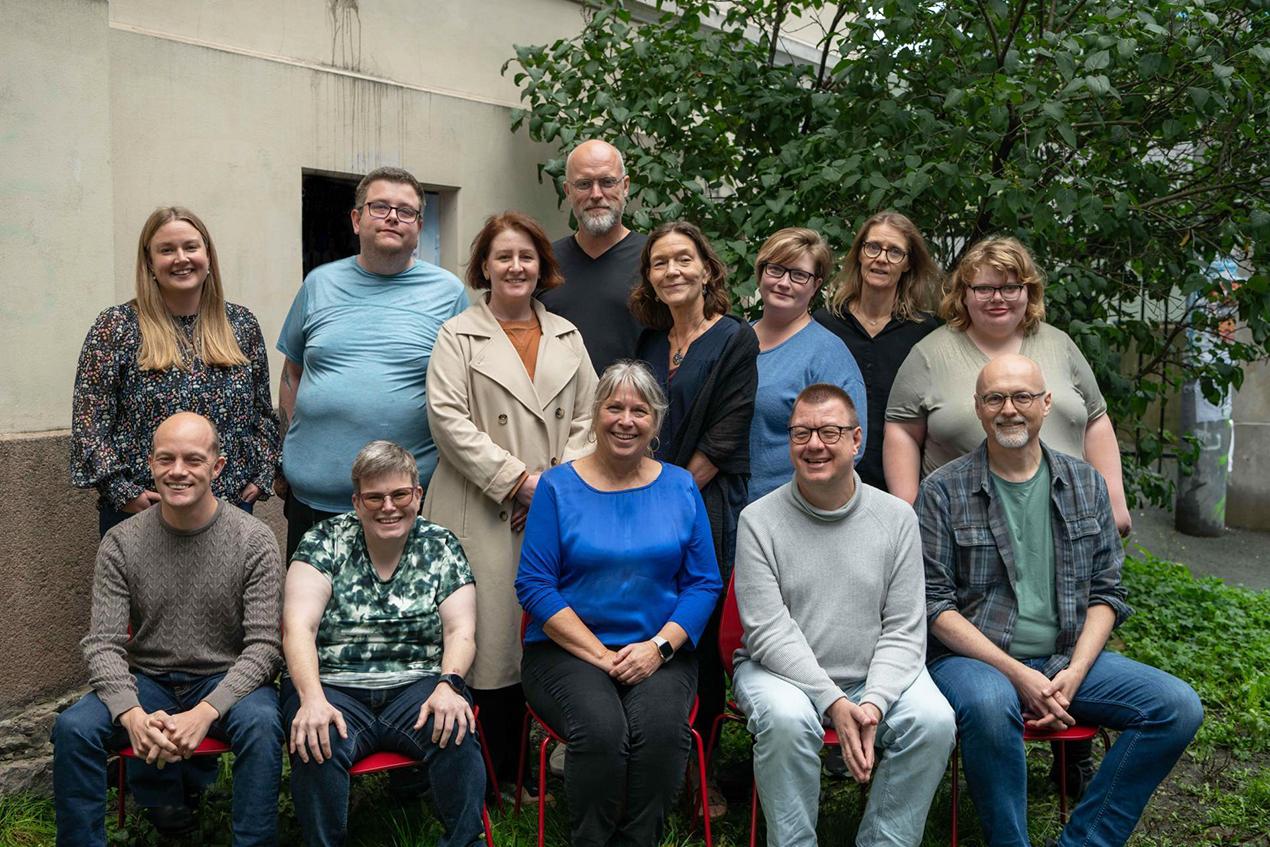 Gruppebilde av 13 personer. Foto.