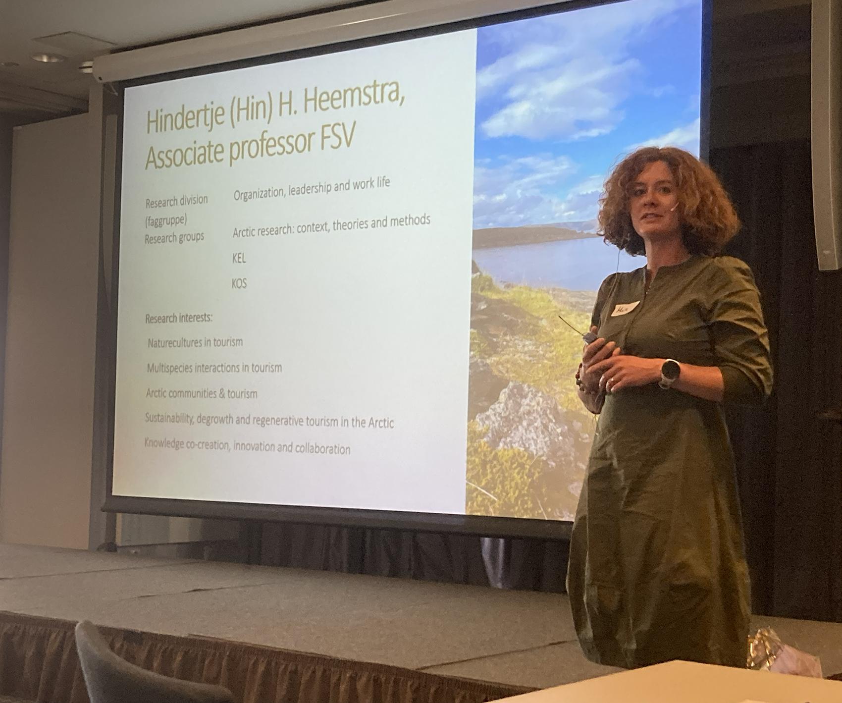 Dame står foran lerret