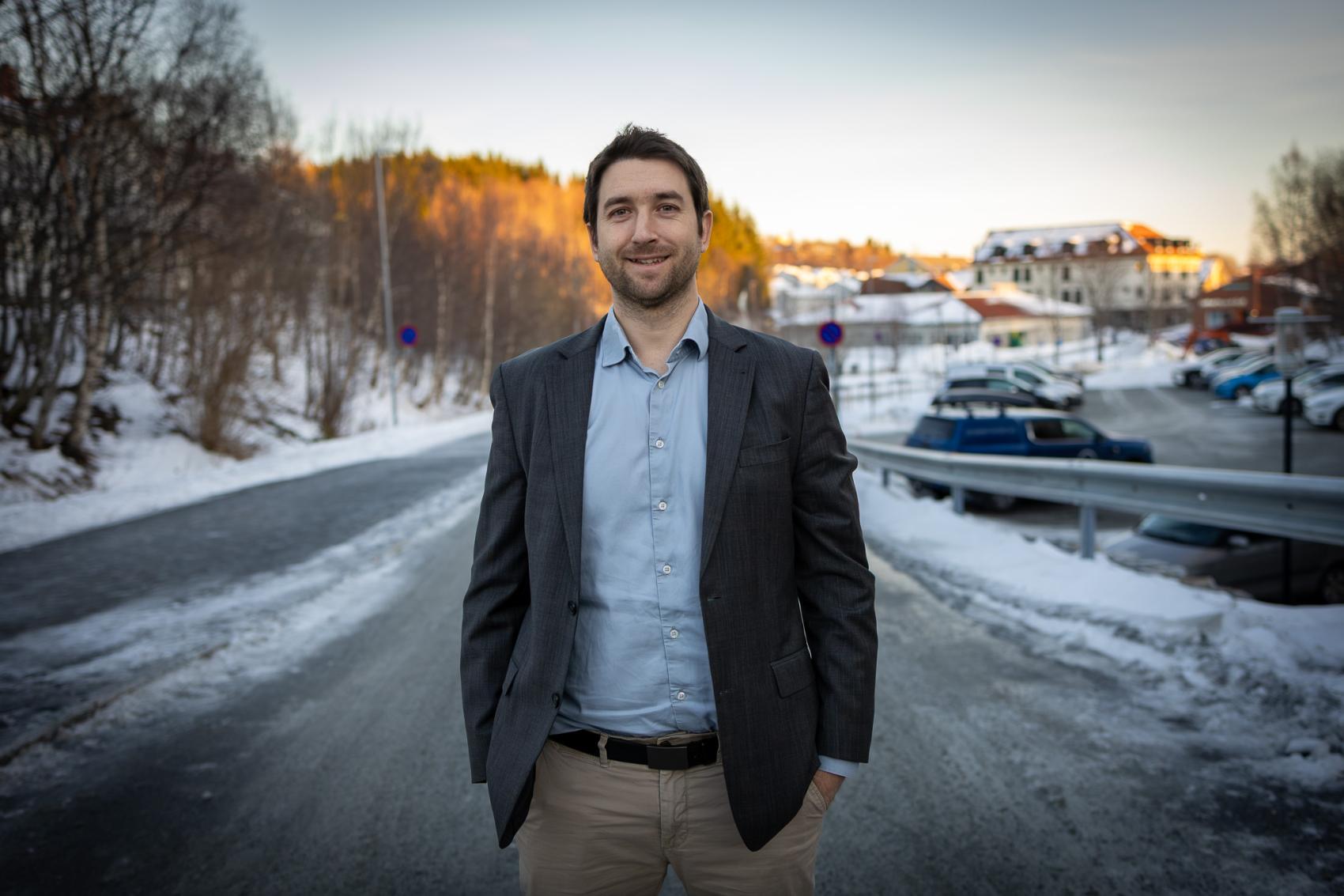 Johannes Schmied-Wirén utenfor Nord universitet.