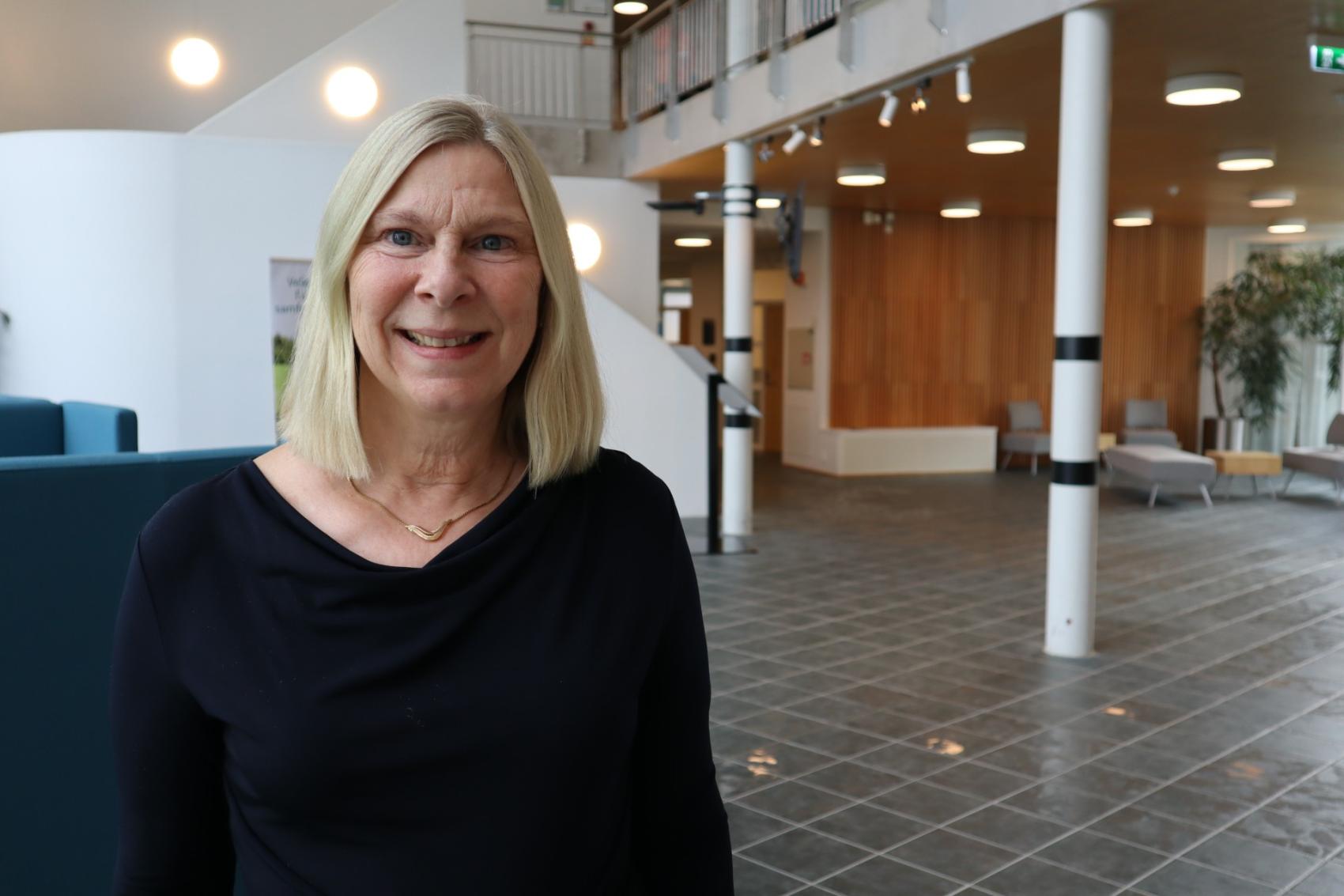 Portrett av kvinne inne i foaje. Foto